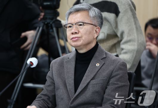 김택우 대한의사협회장이 13일 서울 서초구 건강보험심사평가원 전문가자문회의장에서 열린 제3차 보건의료정책심의위원회에 참석해 정은경 보건복지부 장관의 인사말을 듣고 있다. 2026.1.13/뉴스1 ⓒ News1 김도우 기자