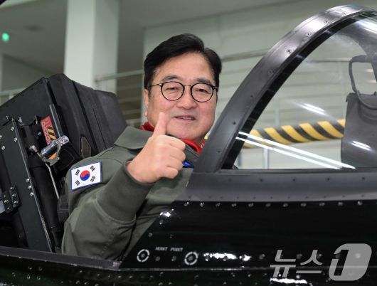 우원식 국회의장이 14일 강원도 원주시 제8전투비행단을 위문 방문, 특수비행팀 블랙이글스의 T-50B에 탑승해 포즈를 취하고 있다. 2026.1.14/뉴스1 ⓒ News1 국회사진기자단