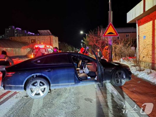 13일 밤 강원 양구 차량 단독사고.(강원도소방본부 제공, 재판매 및 DB 금지) 2026.1.14/뉴스1