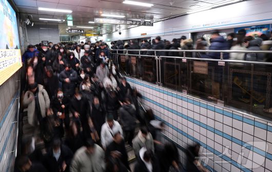 서울 시내버스 총파업 이틀 째인 14일 서울 중구 충무로역이 출근길 시민들로 붐비고 있다. 서울시와 버스 업계에 따르면 서울지방노동위원회는 이날 오후 3시 전국자동차노동조합연맹 서울시버스노동조합(버스노조)과 사측인 서울시버스운송사업조합(서울시버스조합) 대표자가 참석하는 '제2차 사후 조정회의'를 연다. 2026.1.14/뉴스1 ⓒ News1 김성진 기자