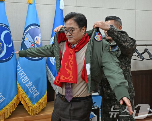 우원식 국회의장이 14일 강원도 원주시 제8전투비행단을 위문 방문해 공군 점퍼를 입고 있다. 2026.1.14/뉴스1 ⓒ News1 국회사진기자단