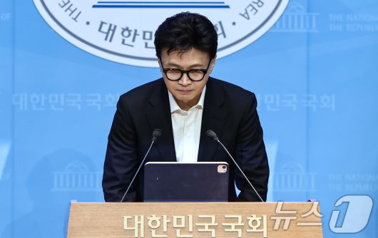 한동훈 국민의힘 전 대표가 14일 서울 여의도 국회 소통관에서 윤리위의 제명 결정에 대한 입장을 밝힌 후 인사하고 있다. 2026.1.14/뉴스1 ⓒ News1 김도우 기자