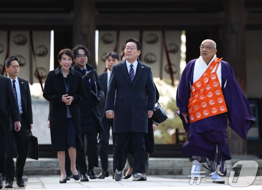 이재명 대통령과 다카이치 사나에 일본 총리가 14일 일본 나라현 호류지를 방문해 후루야 쇼우카쿠 호류지 관장의 설명을 듣고 있다. 2026.1.14/뉴스1 ⓒ News1 이재명 기자