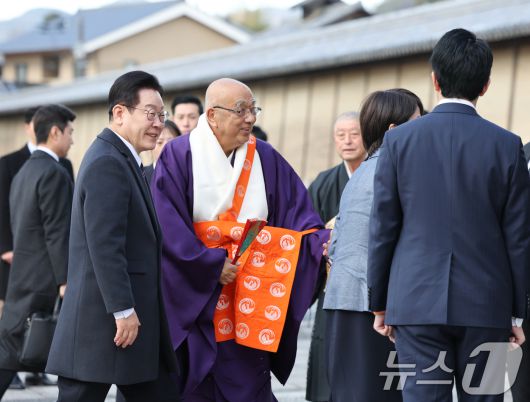 이재명 대통령이 14일 다카이치 사나에 일본 총리와의 친교행사에 참석하기 위해 나라현 호류지(법륭사)에 도착하고 있다. 2026.1.14/뉴스1 ⓒ News1 이재명 기자