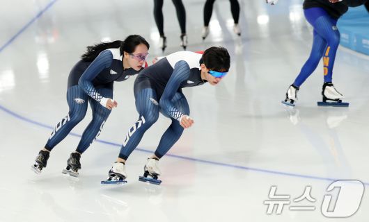 하얼빈 동계아시안게임에 출전하는 대한민국 스피드 스케이팅 대표팀이 5일 중국 헤이룽장성 하얼빈 스피드 스케이트 오벌에서 훈련하고 있다. 2025.2.5/뉴스1 ⓒ News1 이승배 기자