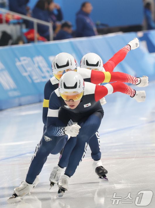 11일(현지시간) 중국 헤이룽장성 하얼빈 스피드 스케이트 오벌에서 열린 하얼빈 동계아시안게임 스피드 스케이팅 남자 팀추월에서 정재원(앞에서부터), 박상언, 이승훈이 역주하고 있다. 대한민국은 3분 47초 99로 중국에 이어 은메달을 차지했다. 2025.2.11/뉴스1 ⓒ News1 이승배 기자