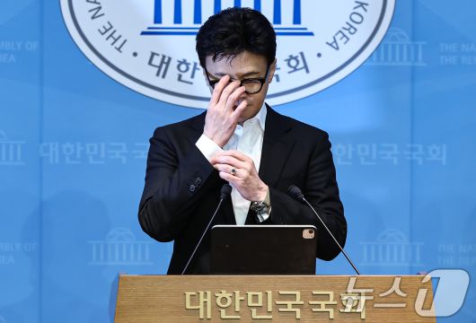 한동훈 국민의힘 전 대표가 14일 서울 여의도 국회 소통관에서 윤리위의 제명 결정에 대한 입장을 밝히기 전 안경을 고쳐쓰고 있다. 2026.1.14/뉴스1 ⓒ News1 김도우 기자