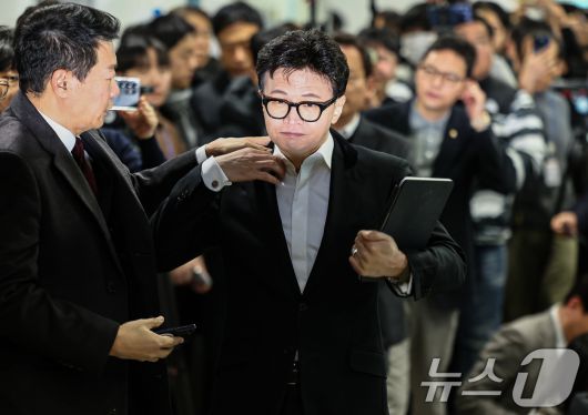 한동훈 국민의힘 전 대표가 14일 서울 여의도 국회 소통관에서 윤리위의 제명 결정에 대한 입장을 밝히기 위기 기자회견장으로 들어서고 있다. 2026.1.14/뉴스1 ⓒ News1 김도우 기자