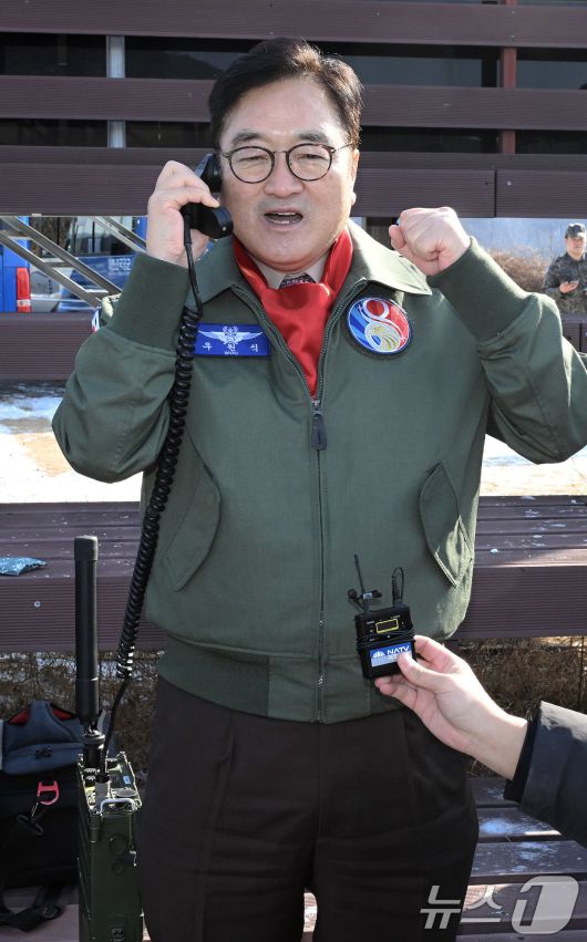 우원식 국회의장이 14일 강원도 원주시 제8전투비행단을 위문 방문, 특수비행팀 블랙이글스 비행을 본 뒤 대원들에게 격려말을 하고 있다. 2026.1.14/뉴스1 ⓒ News1 국회사진기자단