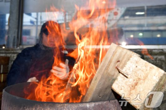 중부지역에 한파주의보가 발령된 14일 경북 포항시 북구 죽도어시장에서 상인들이 모닥불에 몸을 녹이고 있다. 2026.1.14/뉴스1 ⓒ News1 최창호 기자