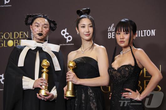 오드리 누나와 이재(EJAE), 레이 아미가 11일(현지시간) 미국 캘리포니아주 베벌리힐스에서 열린 제 83회 골든글로브 시상식에서 영화 '케이팝 데몬 헌터스'의 삽입곡 '골든(Golden)'으로 최우수 오리지널 송(영화부문) 상을 받은 뒤 포즈를 취하고 있다. 2026.01.11 ⓒ 로이터=뉴스1 ⓒ News1 최종일 선임기자
