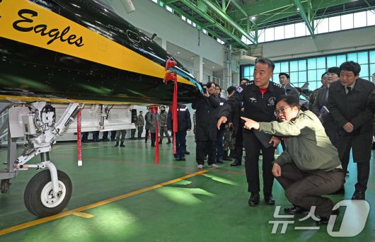 우원식 국회의장이 14일 강원도 원주시 제8전투비행단을 위문 방문, 특수비행팀 블랙이글스의 T-50B를 살펴보고 있다. 2026.1.14/뉴스1 ⓒ News1 국회사진기자단