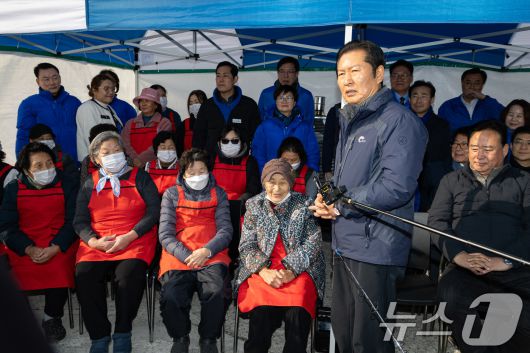 정청래 더불어민주당 대표가 14일 충남 당진시 백석올미마을기업을 방문해 인사말을 하고 있다. 2026.1.14/뉴스1 ⓒ News1 유승관 기자