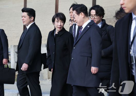 이재명 대통령과 다카이치 사나에 일본 총리가 14일 일본 나라현 호류지(법륭사)에서 열린 친교 행사를 마친 후 함께 이동하고 있다. 2026.1.14/뉴스1 ⓒ News1 이재명 기자