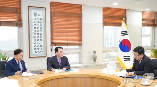 김지철 충남교육감이 지난 13일 설동호 대전교육감과 최교진 교육부장관을 만나 면담을 갖고 있다. (충남교육청 제공, 재판매 및 DB금지) / 뉴스1