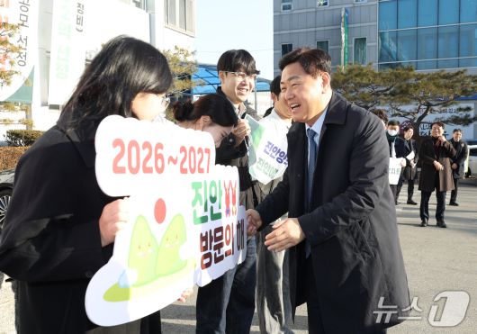14일 '도민과 함께하는 2026년 시군 방문' 행사차 진안군청을 방문한 김관영 전북지사가 군청 공무원들과 인사를 나누고 있다.(전북도 제공. 재판매 및 DB금지)/뉴스1