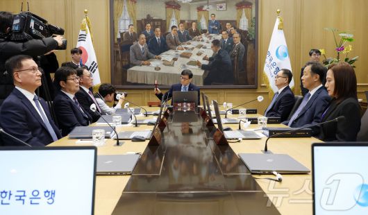 이창용 한국은행 총재가 15일 오전 서울 중구 한국은행에서 열린 금융통화위원회 본회의에서 의사봉을 두드리고 있다. (공동취재) 2026.1.15/뉴스1 ⓒ News1 김진환 기자