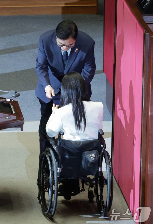 우원식 국회의장이 15일 서울 여의도 국회 본회의장에서 열린 제431회국회(임시회) 제431-1차 본회의에서 인요한 전 의원의 사퇴로 비례 의석을 승계한 이소희 국민의힘 의원으로부터 선서문을 받고 있다. 2026.1.15/뉴스1 ⓒ News1 신웅수 기자