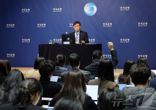 이창용 한국은행 총재가 15일 서울 중구 한국은행에서 열린 금융통화위원회 금리 결정에 대한 기자간담회에서 질문을 듣고 있다. (공동취재) 2026.1.15/뉴스1 ⓒ News1 김진환 기자