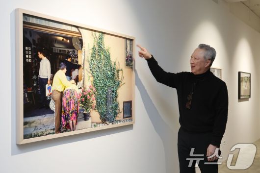 박용만 전 두산회장이 15일 오후 서울 중구 피크닉 전시관에서 열린 자신의 사진전 '휴먼 모먼트' 기자간담회에 앞서 참석자들에게 전시 작품에 대해 설명하고 있다. 2026.1.15/뉴스1 ⓒ News1 이광호 기자