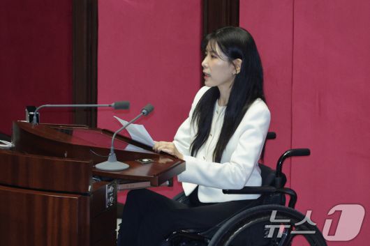 인요한 전 의원의 사퇴로 비례 의석을 승계한 이소희 국민의힘 의원이 15일 서울 여의도 국회 본회의장에서 열린 제431회국회(임시회) 제431-1차 본회의에서 인사말을 하고 있다. 2026.1.15/뉴스1 ⓒ News1 신웅수 기자
