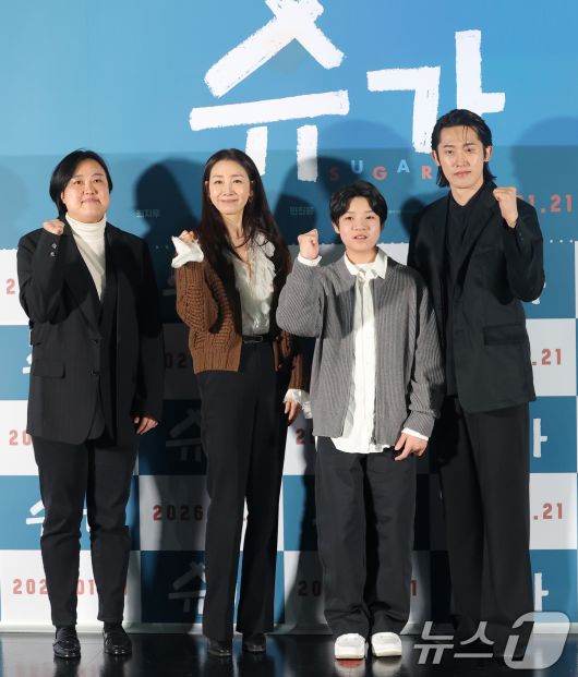 최신춘 감독(왼쪽부터)과 배우 최지우, 고동하, 민진웅이 15일 서울 광진구 롯데시네마에서 열린 영화 ‘슈가'(감독 최신춘) 언론시사회에 참석해 포즈를 취하고 있다. '슈가'는 모성애를 넘어선 사회적 편견의 극복, 가족의 연대와 사랑을 유쾌하고 따뜻한 시선으로 그린 웰메이드 휴먼 드라마다. 2026.1.15/뉴스1 ⓒ News1 권현진 기자