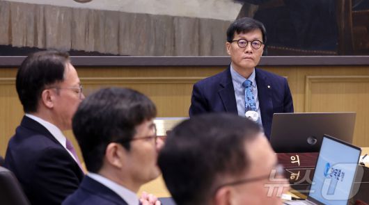 이창용 한국은행 총재가 15일 오전 서울 중구 한국은행 본관에서 열린 금융통화위원회 본회의를 주재하고 있다. (공동취재) 2026.1.15/뉴스1 ⓒ News1 김진환 기자