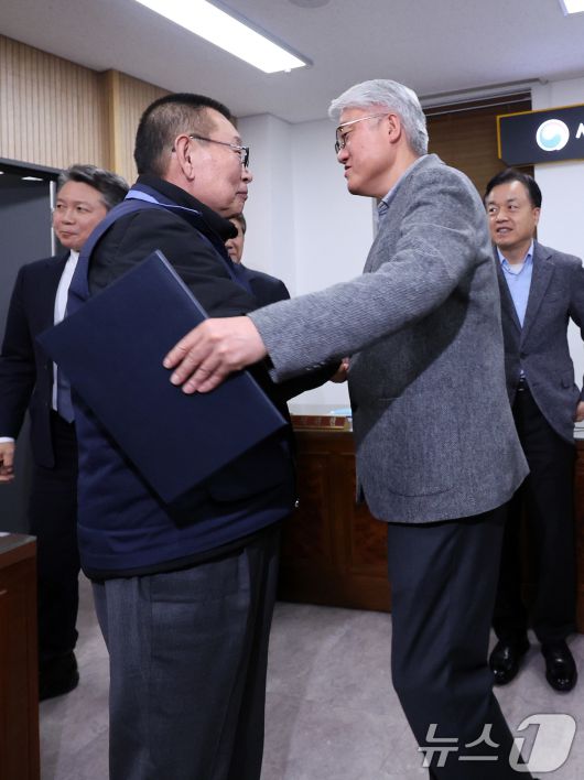 14일 서울 영등포구 서울지방노동위원회에서 열린 특별조정위원회 2차 사후 조정회의에서 서울 시내버스 노사가 임금협상에 극적으로 합의한 뒤 박점곤 서울시버스노동조합 위원장과 김정환 서울시버스사업조합 이사장이 포옹을 하고 있다. 2026.1.15/뉴스1 ⓒ News1 박지혜 기자