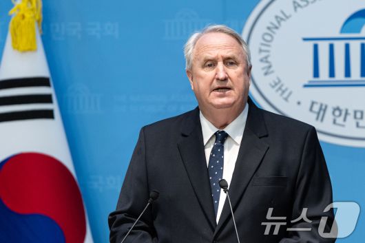 인요한 국민의힘 의원이 10일 서울 여의도 국회 소통관에서 의원직 사퇴 입장 표명 기자회견을 하고 있다. 2025.12.10/뉴스1 ⓒ News1 이승배 기자