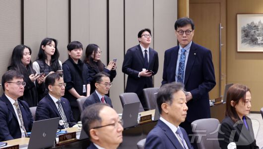 이창용 한국은행 총재가 15일 오전 서울 중구 한국은행 본관에서 열린 금융통화위원회 본회의에 참석하고 있다. (공동취재) 2026.1.15/뉴스1 ⓒ News1 김진환 기자
