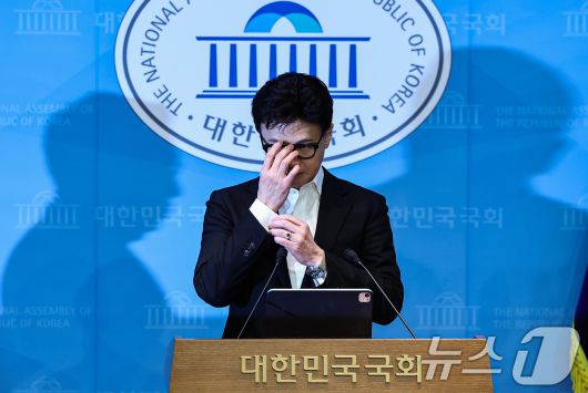 한동훈 국민의힘 전 대표가 지난 14일 서울 여의도 국회 소통관에서 윤리위의 제명 결정에 대한 입장을 밝히기 전 안경을 고쳐쓰고 있다. 2026.1.14/뉴스1 ⓒ News1 김도우 기자