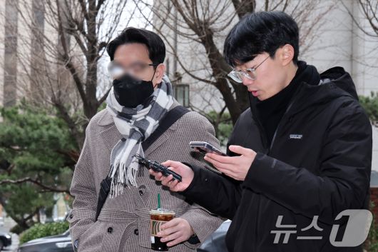 김병기 의원을 둘러싼 의혹을 폭로한 것으로 알려진 전직 보좌관이 15일 오전 마포구 서울경찰청 광역수사단 공공범죄수사대에서 참고인 신분으로 경찰 조사를 받기 위해 출석하고 있다. 2026.1.15/뉴스1 ⓒ News1 안은나 기자