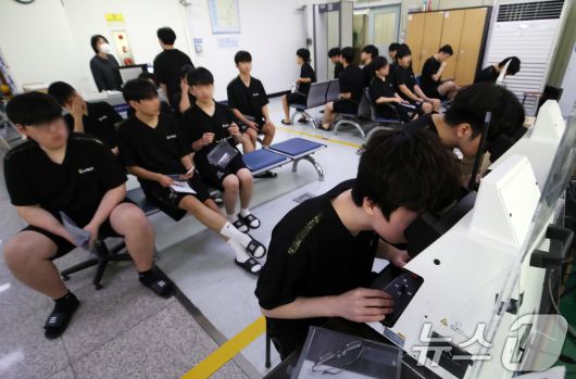 2026년도 첫 병역판정검사가 시작된 15일 오전 부산 수영구 부산울산지방병무청에서 입영대상자들이 신체검사를 받고 있다. 2026.1.15/뉴스1 ⓒ News1 윤일지 기자