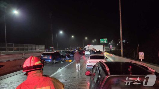 정선군 남면 국도 38호선 증산교차로 인근 도로 교통사고 현장 사진.(강원도소방본부 제공. 재판매 및 DB금지)/뉴스1