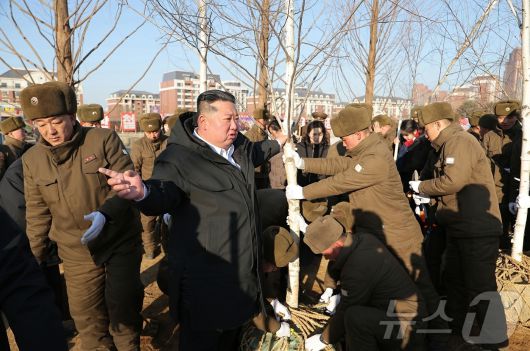 (평양 노동신문=뉴스1) = 김정은 북한 노동당 총비서가 지난 5일 러시아 파병군 추모 시설인 '전투위훈기념관' 건설장을 찾은 모습. [국내에서만 사용가능. 재배포 금지. DB 금지. For Use Only in the Republic of Korea. Redistribution Prohibited] rodongphoto@news1.kr