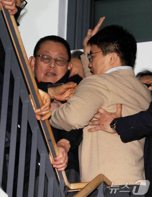 14일 서울지방노동위원회에서 열린 특별조정위원회 2차 사후 조정회의에서 박점곤 서울시버스노동조합 위원장이 회의장을 나서자 서울시버스운송사업조합 관계자들이 이를 막고있다. 2026.1.14/뉴스1 ⓒ News1 이호윤 기자