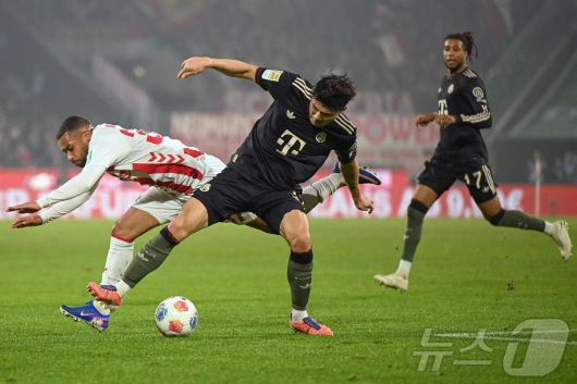 바이에른 뮌헨 수비수 김민재가 15일(한국시간) 독일 쾰른의 라인 에네르기 슈타디온에서 열린 FC쾰른과 원정 경기에서 린턴 마이나를 수비하고 있다.  ⓒ AFP=뉴스1