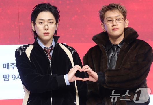 가수 겸 프로듀서 지코와 크러쉬(오른쪽)가 15일 오전 서울 강남구 엘리에나호텔에서 열린 Mnet ‘쇼미더머니12’ 제작발표회에 참석해 포즈를 취하고 있다. 2026.1.15/뉴스1 ⓒ News1 권현진 기자