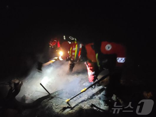 10일 경북 의성 산불 진화를 위해 산림청 산불진화대원이 밤새 잔불정리를 위해 총력전을 펼치고 있다.(산림청 제공.재판매 및 DB금지)/뉴스1