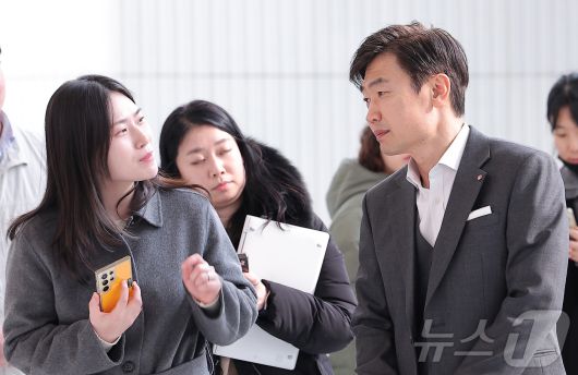 김종열 롯데컬처웍스 대표가 15일 서울 송파구 롯데월드타워에서 열리는 2026 상반기 롯데 VCM(Value Creation Meeting, 사장단회의)에 참석하고 있다. 2026.1.15/뉴스1 ⓒ News1 김성진 기자