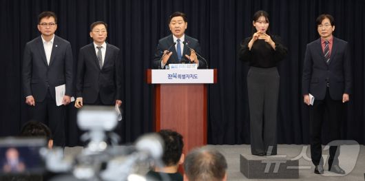 김관영 전북특별자치도지사가 15일 전북 전주시 전북특별자치도청에서 완주·전주 통합 및 도정 주요 현안 관련 기자회견을 열고 질의에 답변을 하고 있다. 2026.1.15/뉴스1 ⓒ News1 유경석 기자