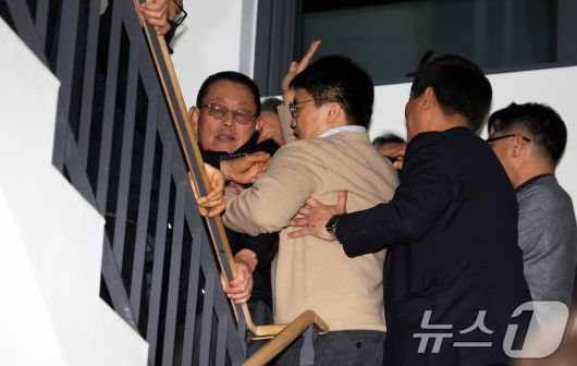 14일 서울지방노동위원회에서 열린 특별조정위원회 2차 사후 조정회의에서 박점곤 서울시버스노동조합 위원장이 회의장을 나서자 서울시버스운송사업조합 관계자들이 이를 막고있다. 2026.1.14/뉴스1 ⓒ News1 이호윤 기자