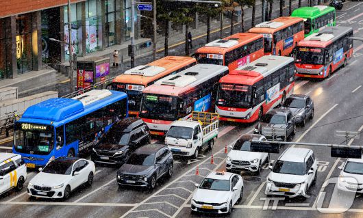 서울 중구 서울역 환승센터에서 버스가 오가고 있다. 서울 시내버스 노조는 교섭 결렬시 13일 첫차부터 파업에 돌입할 예정이다. 2026.1.12/뉴스1 ⓒ News1 이호윤 기자
