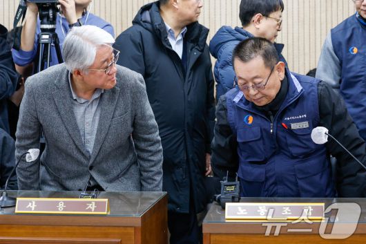 박점곤 서울시버스노동조합 위원장(오른쪽)과 김정환 서울시버스사업조합 이사장이 서울 시내버스 파업 이틀째인 14일 오후 영등포구 서울지방노동위원회에서 열린 서울 시내버스 노사 협상 관련 제2차 사후 노동쟁의 조정회의에서 개별 면담을 위해 이석하고 있다. 2026.1.14/뉴스1 ⓒ News1 안은나 기자