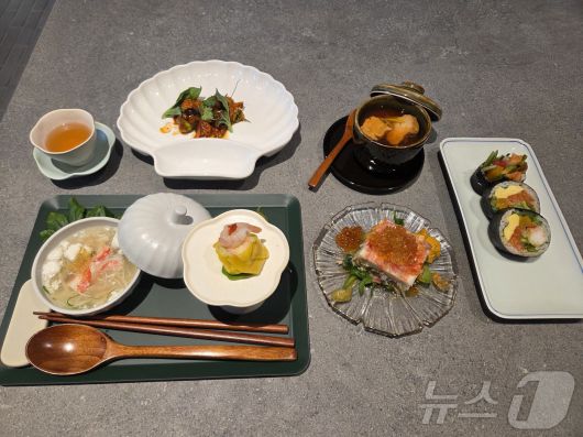 15일 서울 강남구 한샘 플래그십 논현에서 열린 '흑백요리사 RE:MATCH(리매치)' 행사에서 백수저 정호영 셰프와 흑수저 '중식마녀' 이문정 셰프가 대결로 만든 요리. 2026.1.15/뉴스1 ⓒ News1 장시온 기자