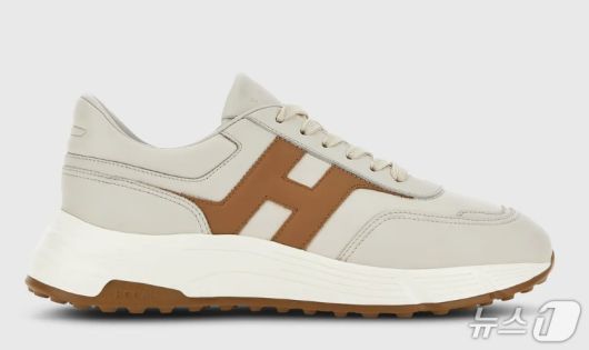 이재명 대통령이 방일 기간 중 빌려 신은 수행원의 운동화는 이탈리아 명풍 브랜드 호간의 '하이퍼라이트 스니커즈'로 정가 75만원 짜리다. (SNS 갈무리) ⓒ 뉴스1