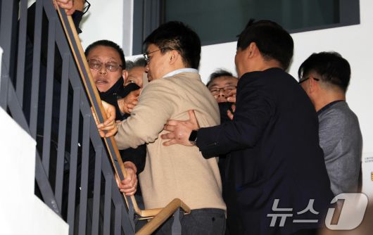 14일 서울지방노동위원회에서 열린 특별조정위원회 2차 사후 조정회의에서 박점곤 서울시버스노동조합 위원장이 회의장을 나서자 서울시버스운송사업조합 관계자들이 이를 만류하고 있다. 2026.1.14/뉴스1 ⓒ News1 이호윤 기자