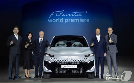 르노코리아가 13일 서울 광진구 그랜드 워커힐에서  르노 필랑트를 세게 최초로 공개했다. 왼쪽부터 최성규 르노테크놀로지코리아 연구소장, 상희정  르노코리아 대·내외전략본부장, 파브리스 캄볼리브 르노그룹 최고 성장 책임자 및 르노 브랜드 CEO, 니콜라 파리 르노코리아 사장, 로렌스 반 덴 아커  르노그룹 디자인 총괄 부회장.(르노코리아 제공)