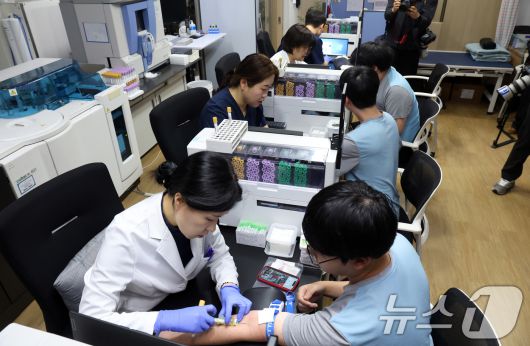 15일 오전 서울 영등포구 서울지방병무청에서 열린 올해 첫 병역판정감사에서 병역의무자들이 검사를 받고 있다. 검사 대상은 올헤 19세가 되는 2007년생, 20세 검사 후 입영을 신청한 2006년생, 병역판정검사 연기자 등 약 25만명이다. 2026.1.15/뉴스1 ⓒ News1 김명섭 기자