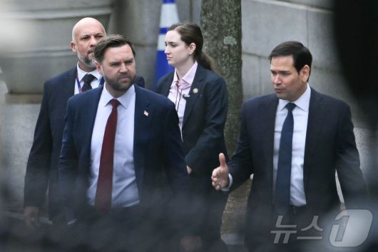 JD 밴스 미국 부통령과 마코 루비오 국무장관이 14일(현지시간) 워싱턴DC 백악관의 아이젠하워 행정동에서 라스 뢰케 라스무센 덴마크 외교장관, 비비안 모츠펠트 그린란드 외교장관과의 회담을 마친 뒤 회의장에서 나오며 대화하고 있다. 2026.01.14. ⓒ AFP=뉴스1 ⓒ News1 류정민 특파원